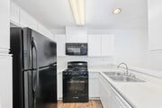 2BR, 2BA - 980SF - Kitchen - Park Apartments
