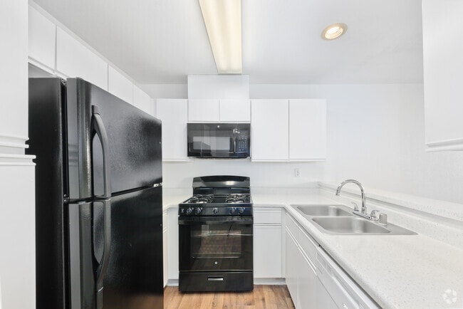 2BR, 2BA - 980SF - Kitchen - Park Apartments