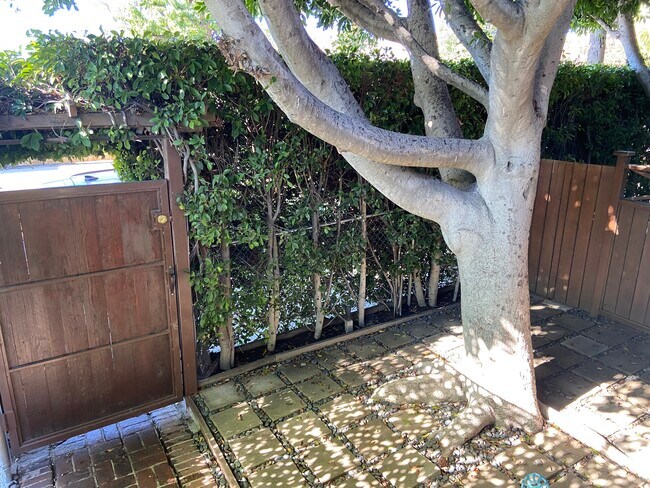 Front yard - 1318 N McCadden Pl Unit 1318