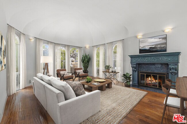 Photo - 2240 Hillhurst Ave