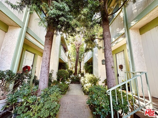 Building Photo - 1108 18th St Unit 5