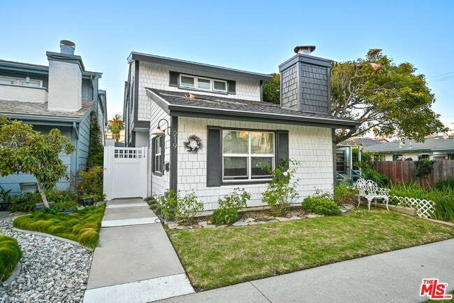 Building Photo - 219 13th St