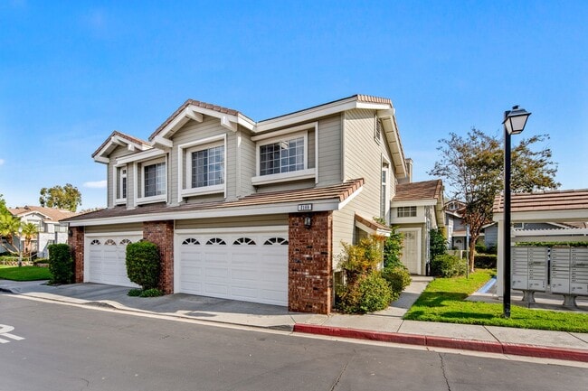 Two Story End Unit Townhome with Two Car G... - Two Story End Unit Townhome with Two Car G...