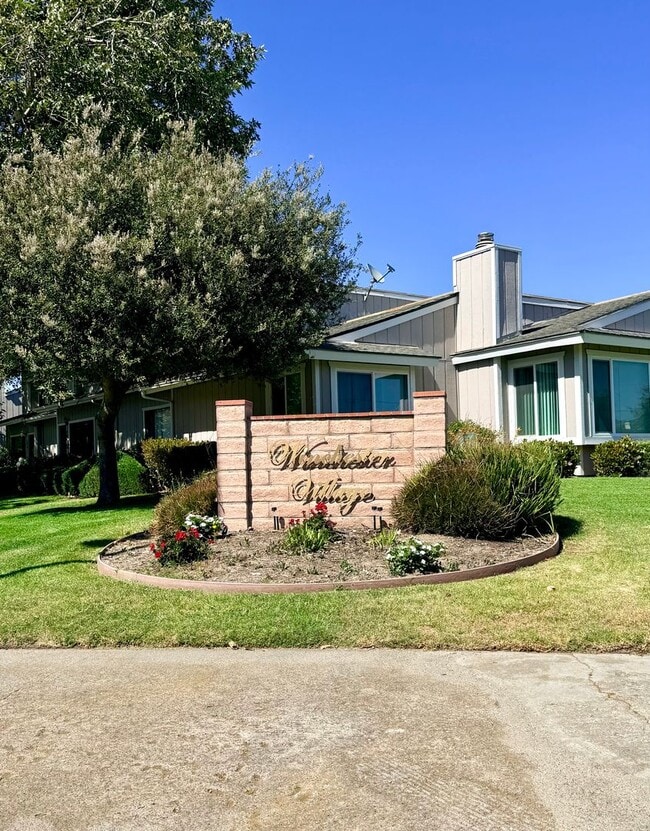 Building Photo - Beautifully Renovated 2 Bed, 2 Bath Condo for Rent