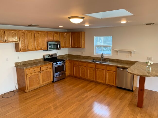 Natural light and skylights - 4635 Lindblade Dr