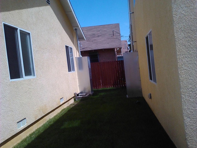 Between houses - 456 E 47th St