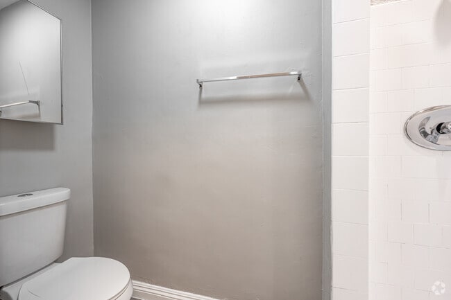 Bachelor - 285SF - Bathroom - Twin Palms