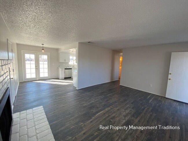 Photo - Lake Los Angeles 3 + 2 with HUGE yard!