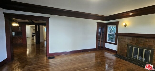 Building Photo - 1016 S Oxford Ave