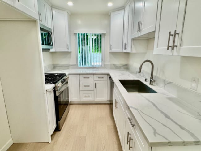 Building Photo - 12015 Kling St Rental