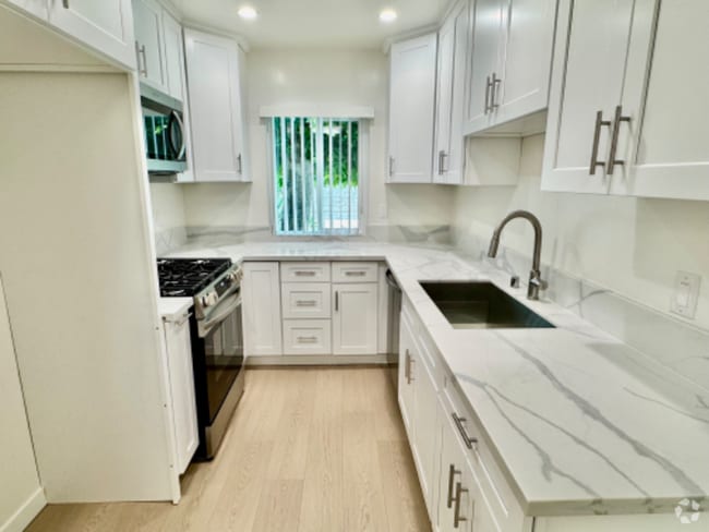 Building Photo - 12015 Kling St Rental