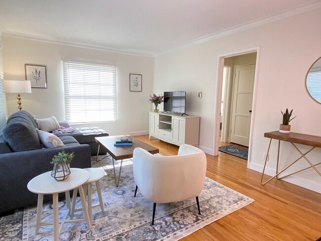 fully furnished living area - 1284 Devon Ave