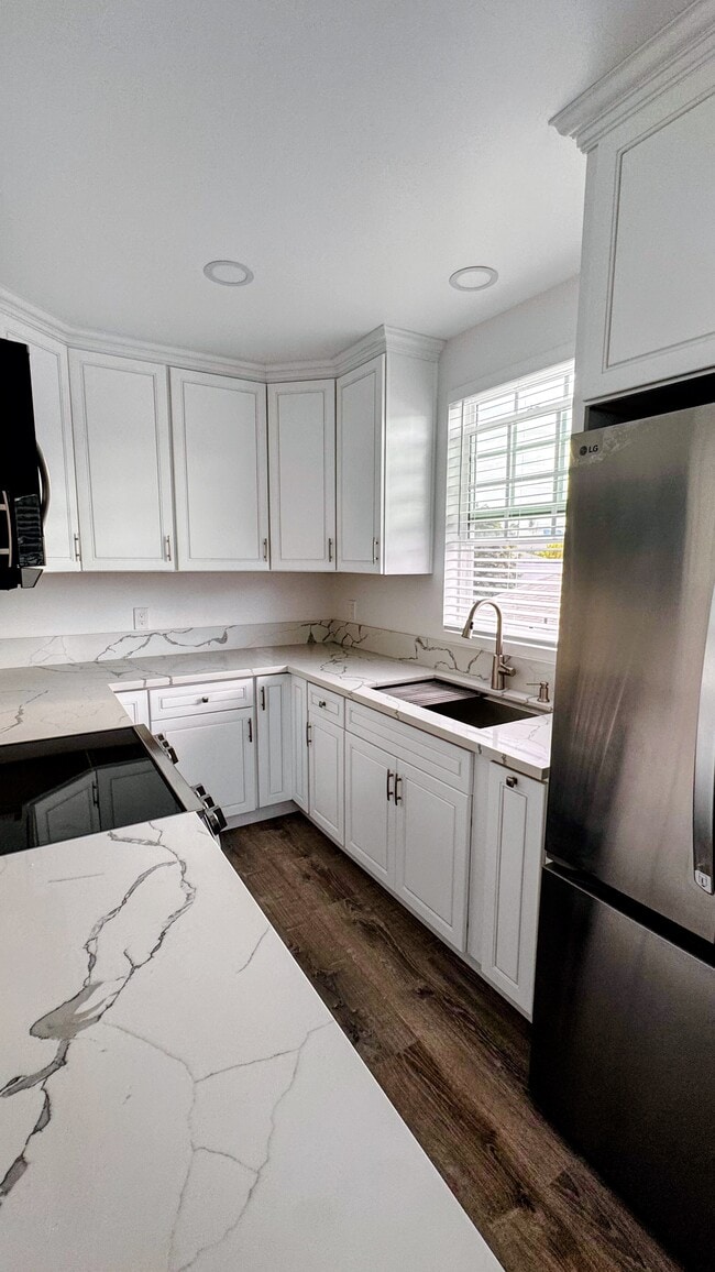 Photo - 639 W 4th St