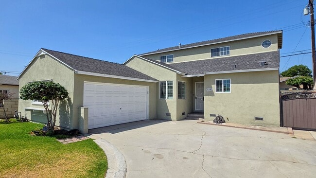 Building Photo - 5 Bed 3 Bath House With Amazing Salt Water Pool!