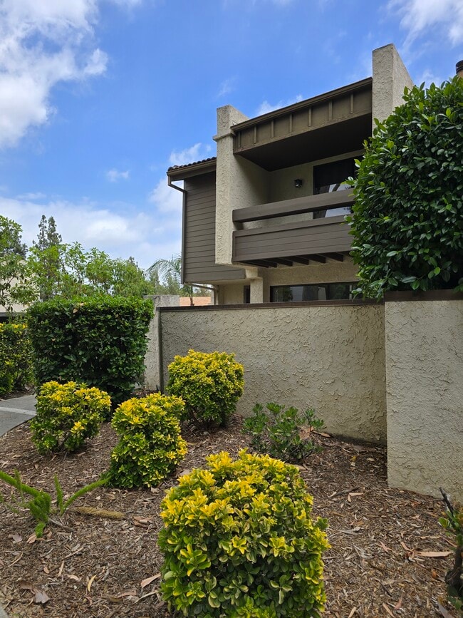 Beautiful, Immaculate and Quiet End UNIT #21 - 5800 Owensmouth Ave Condo Unit 21