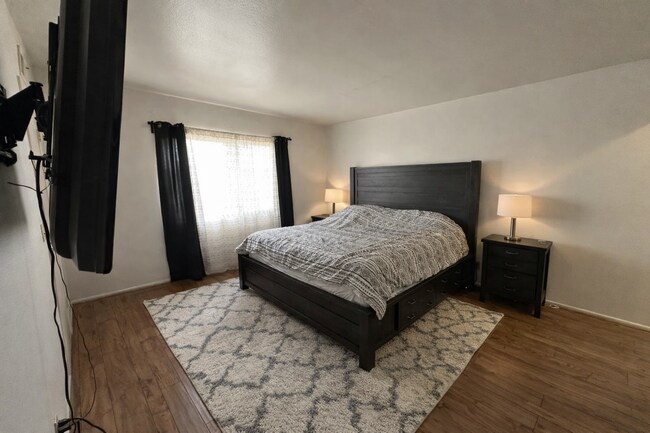 Photo - 18340 Collins St