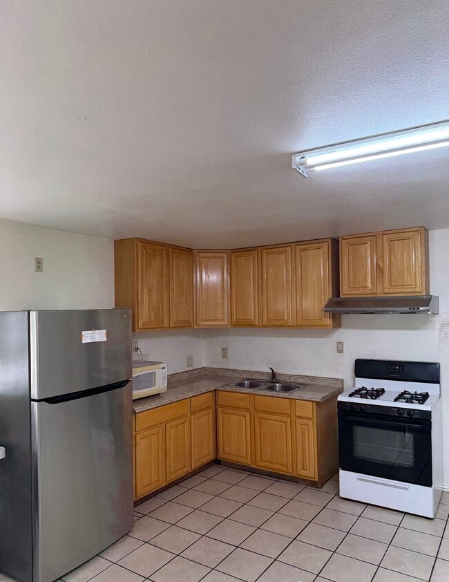Photo - 2425 1/2 Gates St Unit Single Bedroom for Rent