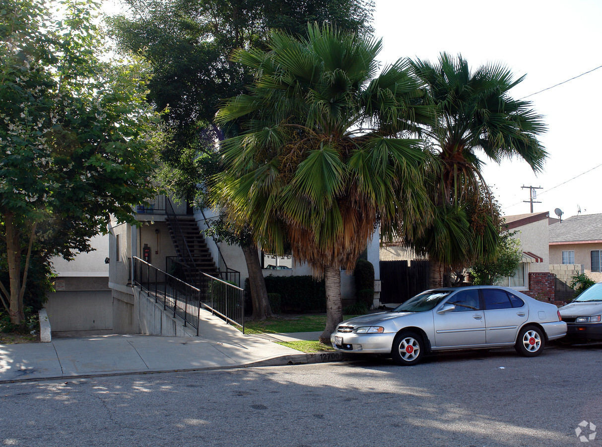 12700 Freeman Ave - 12700 Freeman Ave Apartments