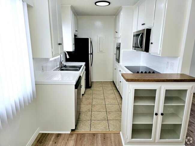 Building Photo - 1830 Greenfield Ave Unit 15 Rental