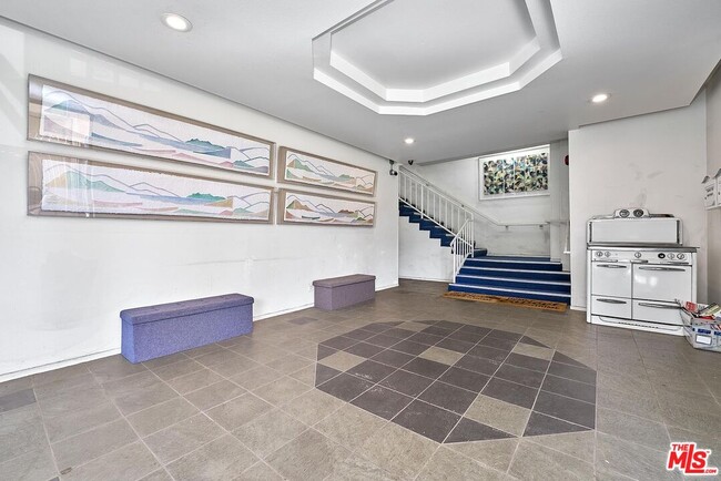 Building Photo - 326 S Manhattan Pl Unit 209 Rental