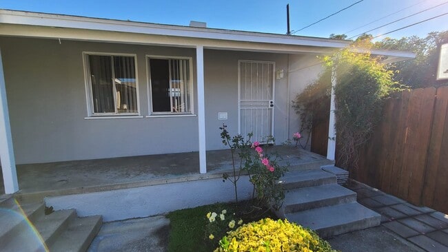 Front Porch - 539 N Rosemary Ln Unit 539