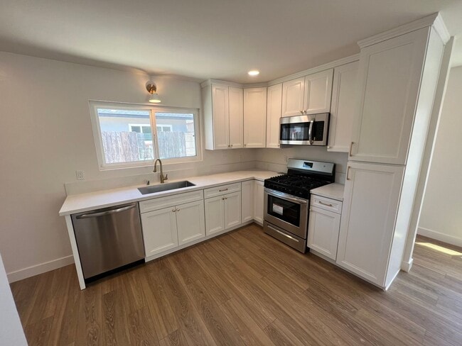 **Newly Renovated 2BDRM/1BTH with in unit ... - **Newly Renovated 2BDRM/1BTH with in unit ... Townhome