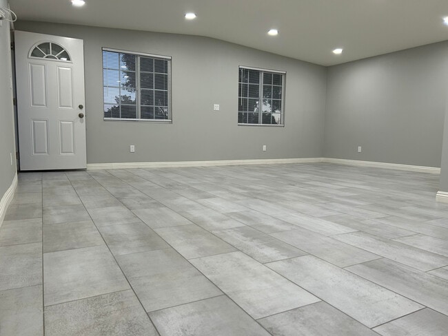Building Photo - 4221 W Roberts Dr Unit B Rental