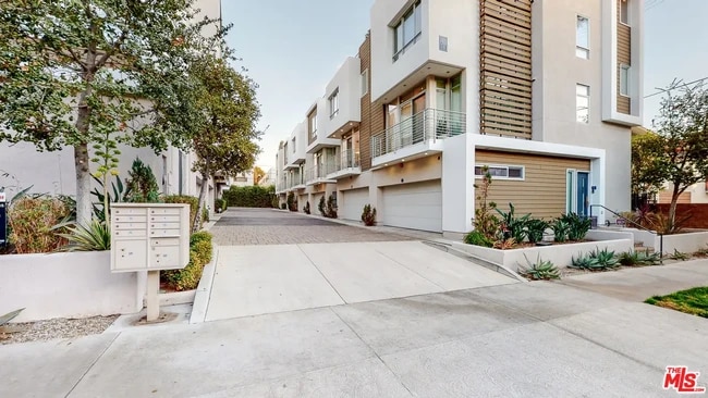 Photo - 1400 N Fuller Ave