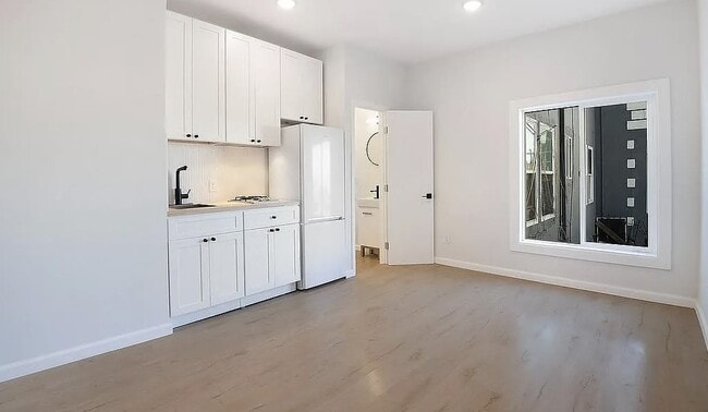 Photo - 1520 W 8th St Apartments