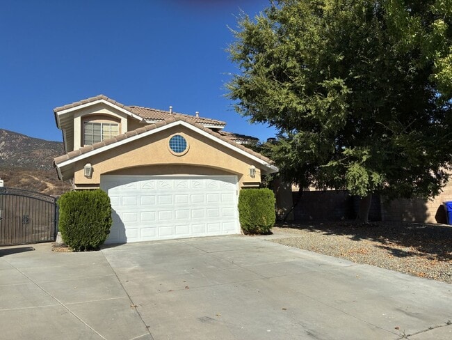 Building Photo - NEWLY UPDATED 4+2 IN EXCELLENT AREA OF SAN...