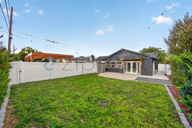 Photo - 2602 Deodar St