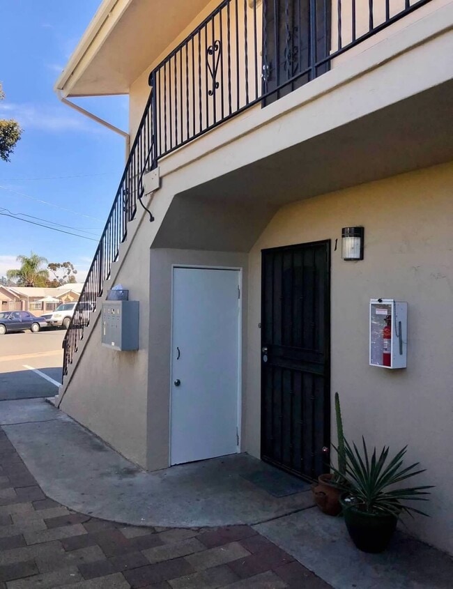 Building Photo - 4068 Oakcrest Dr Unit 1