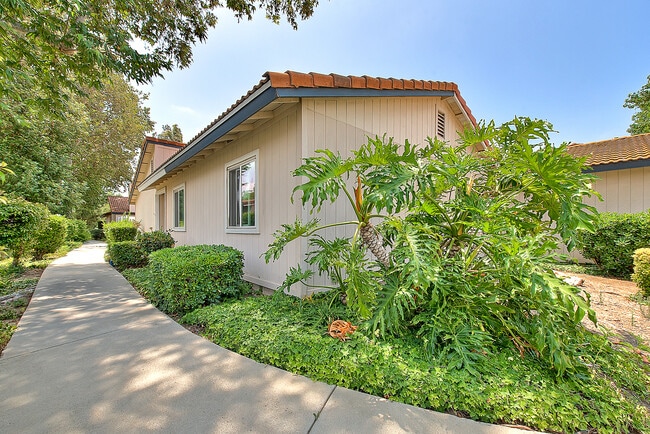 Building Photo - 1068 Border Ave Rental