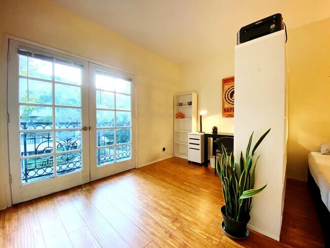 Photo - 1620 S Bentley Ave