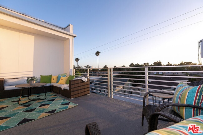 Photo - 423 S Wilton Pl Unit 423 1/2