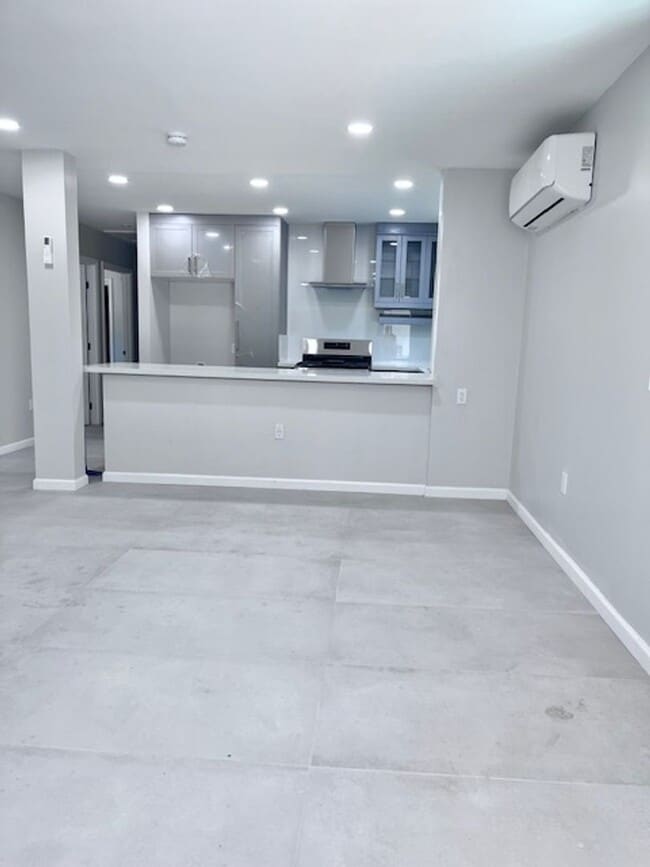 Building Photo - Avenue B (925-927) Unit #927 Rental
