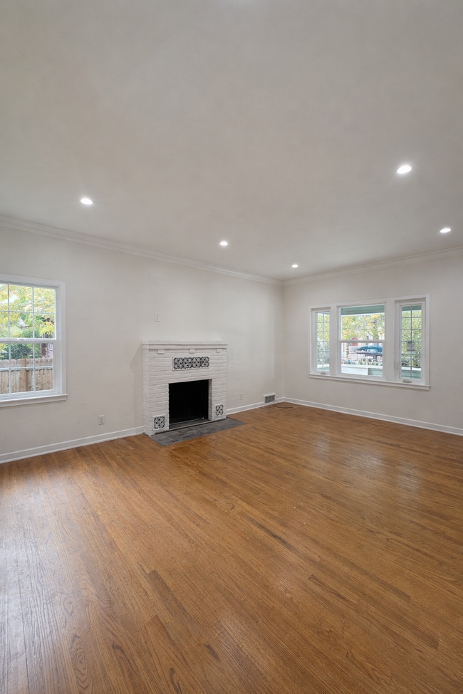 Building Photo - 582 N Oakland Ave Unit 582 N Oakland Ave