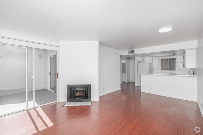 1BR, 1BA - 600SF - Living Room - 937 10th St.
