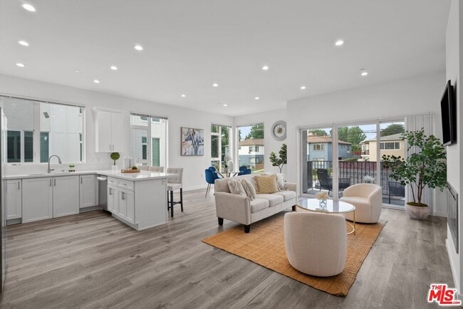 Photo - 5114 Cahuenga Blvd
