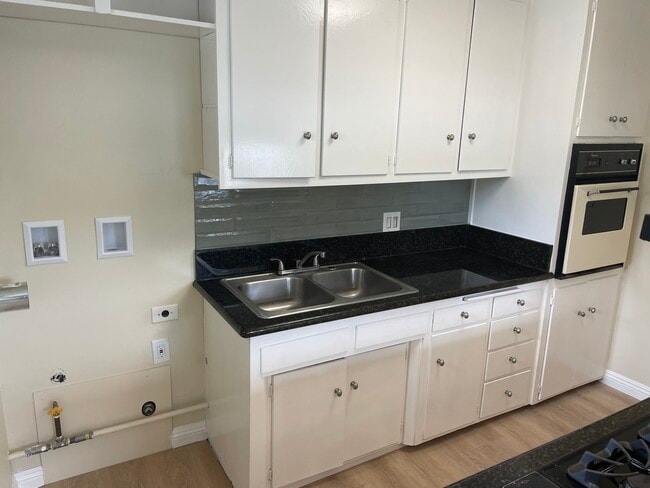 Electric oven, deep kitchen sink, washer/dryer hook-ups, new backsplash - 2912 Peppertree Ln Unit D