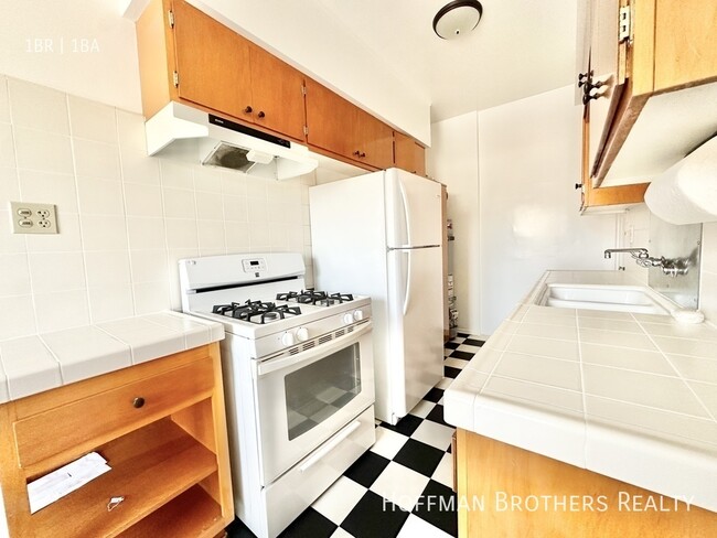 Building Photo - 5044 Rosewood Ave