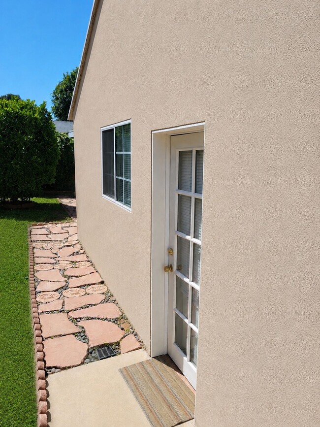 Building Photo - 5725 Burnet Ave Unit GH