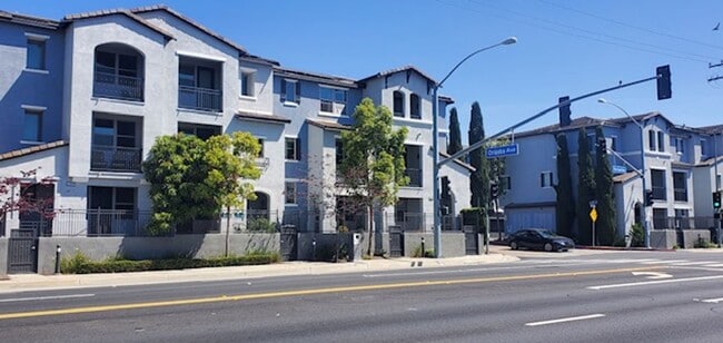 Building Photo - 2 Bedroom, 2.5 Bath Tri-level townhouse in Signal Hill