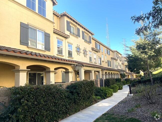 Building Photo - Luxurious Townhome in Gated Private Community