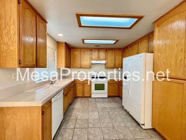 Photo - 14744 Hopland St