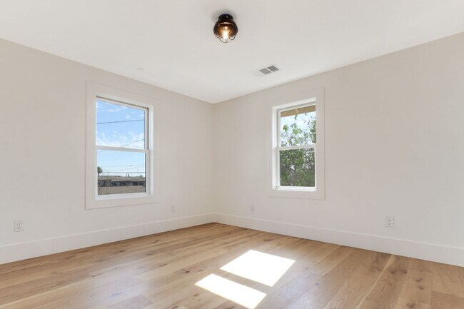 Photo - Huge (1,500 square feet) 2 bed, 2.5 bath in Lincoln Heights with parking, in-unit laundry and pri... Unit 2817 Griffin Ave