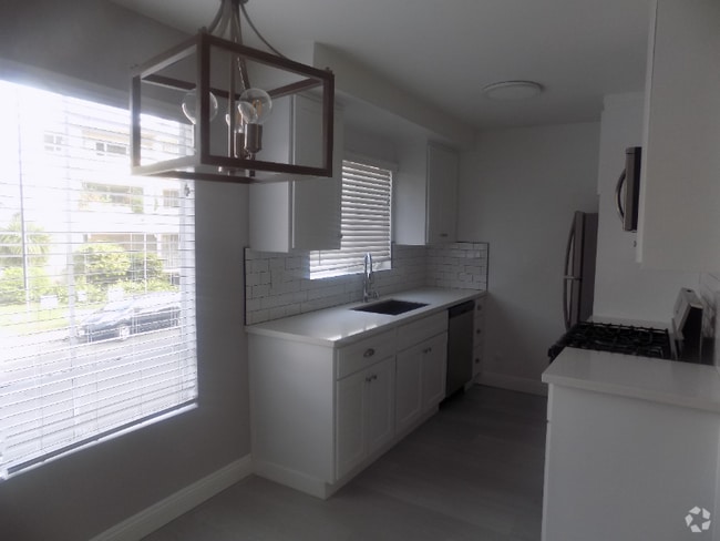Building Photo - 646 S Barrington Ave Rental