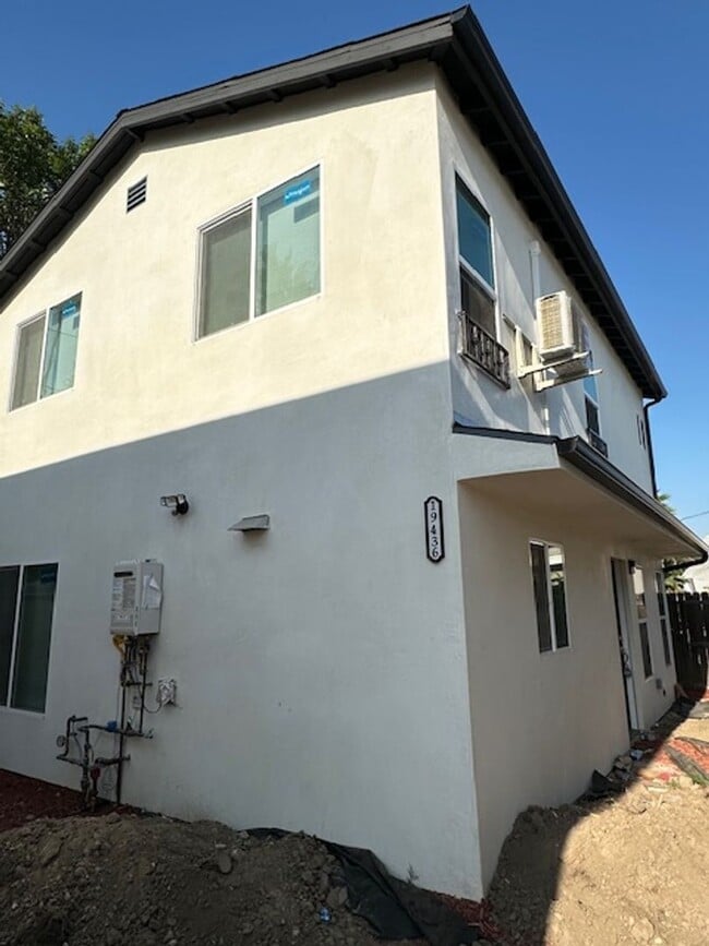 Completely remodeled and located on a quie... - Completely remodeled and located on a quie... House
