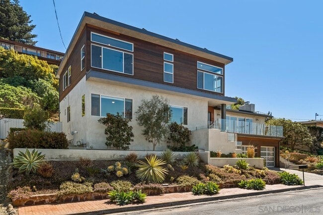 Photo - 923 Muirlands Vista Way