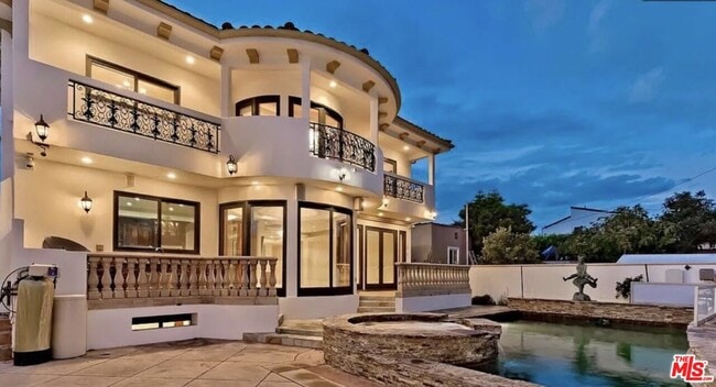 Building Photo - 332 S Almont Dr